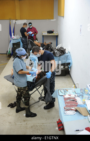 Le Lieutenant de l'armée nicaraguayenne Laura Quintana, à gauche, et d'autres membres du personnel médical embarquée à bord du navire-hôpital USNS Comfort (T-AH 20) Banque D'Images