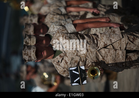 Corps des Marines des États-Unis Le Cpl. Andrew Whitmire, un trompettiste avec les Forces maritimes Pacifique Band, marches au cours de l'Aviatio Banque D'Images