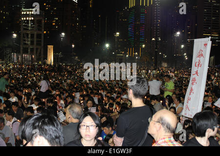 Hong Kong. 04 Juin, 2014. Immense foule se rassemble à Hong Kong's Victoria Park pour marquer le 25e anniversaire de la Place Tienanmen 1989 Crédit : Robert SC Kemp/Alamy Live News Banque D'Images