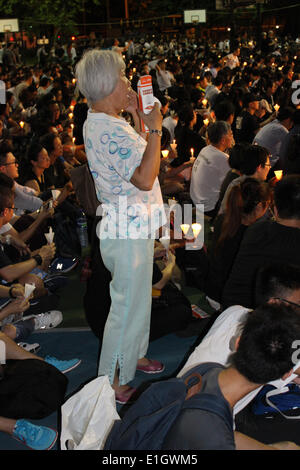 Hong Kong. 04 Juin, 2014. Une femme d'âge moyen prend part à la Hong Kong veillée aux chandelles pour marquer le 25e anniversaire de la Place Tienanmen 1989 Crédit : Robert SC Kemp/Alamy Live News Banque D'Images