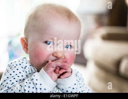 Un bébé de 7 mois fille en riant. Banque D'Images