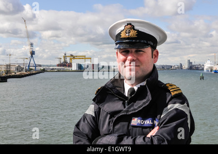 Le Capitaine Mark Quinn, Royal Navy, chef de l'armement à bord du HMS Richmond Banque D'Images