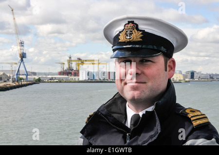 Le Capitaine Mark Quinn, Royal Navy, chef de l'armement à bord du HMS Richmond Banque D'Images