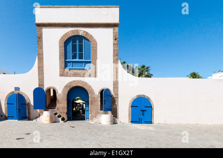 Avis de Cafe maure construit dans une partie des anciens murs de la ville qui entourent l'ancienne médina à Casablanca au Maroc. Banque D'Images