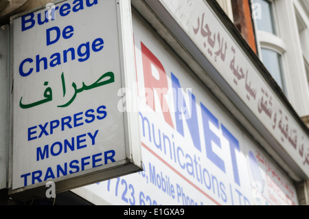 Bureau de change, un service de transfert d'argent, en arabe Banque D'Images