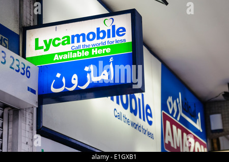 Boutique de téléphonie mobile Lycamobile signe, en anglais et en arabe Banque D'Images