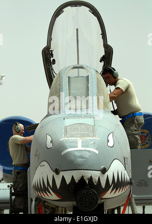 Les cadres supérieurs de l'US Air Force Airman Christopher Shroyer, gauche, un compagnon de l'avionique, et le sergent. Rafael Medina III, droite, un avi Banque D'Images