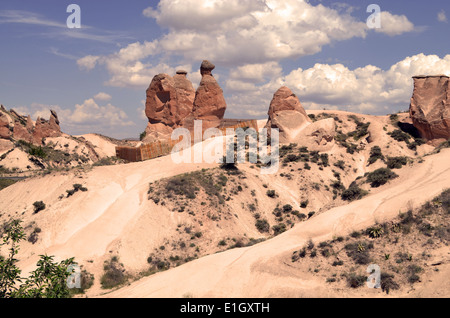 La Cappadoce, en Turquie. Landsof contes étranges avec un chapeau de basalte qui renouvelle lui-même, provoqué par deux volcans,l'Erciyes et Hasan Banque D'Images