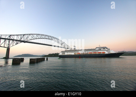 Bateau de croisière naviguant sous le Pont des Amériques au lever du soleil. Le navire entre dans le canal de Panama sur la côte Pacifique. Banque D'Images