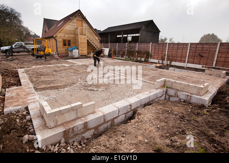 L bâtiment maison, fondation mise à niveau avec intercalaire MOT compactés avant de poser les dalles de pierre Banque D'Images