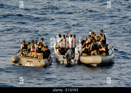 Les marins américains avec la visite, un conseil, l'équipe de perquisition et de saisie à partir de croiseur lance-missiles USS Anzio (CG 68) aider les navigateurs aboar Banque D'Images