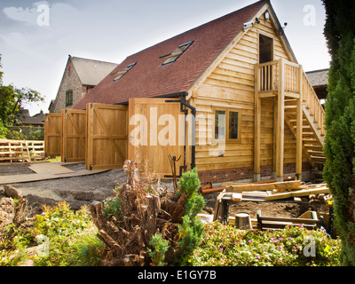 L'immeuble maison, édifice green oak garage avec portes en bois massif Banque D'Images