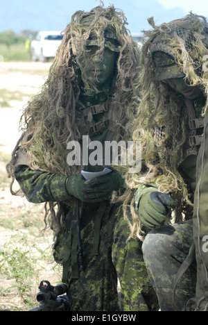 Forces d'opérations spéciales canadiennes plan tireurs d'une stratégie d'entrée dans le champ événement manette sniper 9 juin 2012, à la Colomb Banque D'Images