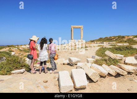 Les touristes au temple d'Apollon, passage de l'île de Naxos, Cyclades, Grèce Banque D'Images