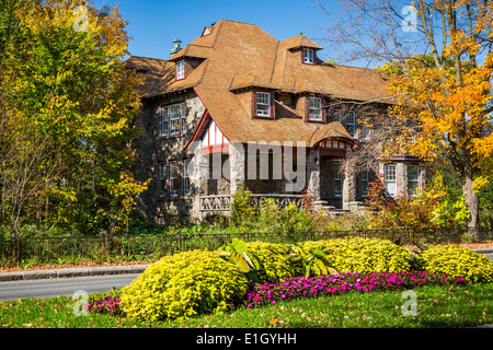 Une grande maison avec la couleur des feuilles d'automne dans la ville de Québec, Québec, Canada. Banque D'Images