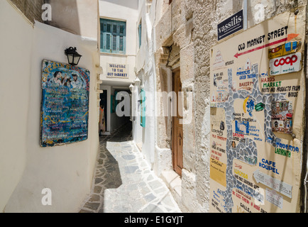 Entrée de la rue du Vieux marché dans la vieille ville de Naxos, l'île de Naxos, Cyclades, Grèce Banque D'Images