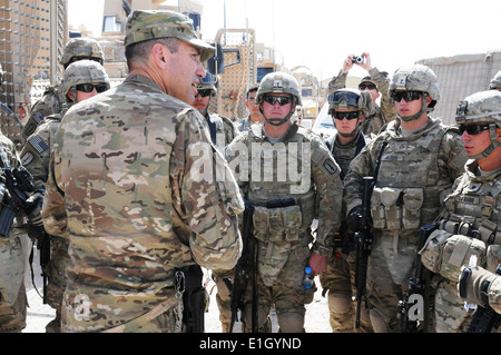 L'Armée américaine, le général James Mallory, la formation de l'OTAN Mission-Afghanistan commandant général adjoint, parle aux soldats de la 3ème Banque D'Images