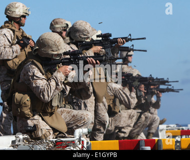 U.S. Marine Corps de police militaire (PM) avec les officiers du Régiment de logistique de combat d'incendie 17 leurs carabines M4 pendant un petit bras-fi Banque D'Images