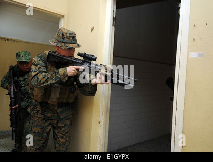 Corps des Marines des États-Unis Le Cpl. Andrew Williamson, premier plan, attribué à l'équipe de sécurité antiterroriste de la flotte Pacifique, participe à un Banque D'Images