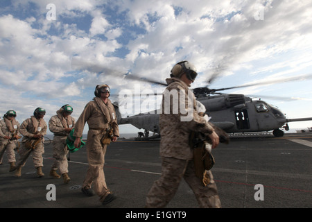 Les Marines américains arrivent par des hélicoptères CH-53 Sea Stallion de 3rd Marine Aircraft Wing à bord du navire d'assaut amphibie USS Bonh Banque D'Images