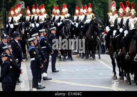 Londres, Royaume-Uni. 04 Juin, 2014. L'état d'ouverture du Parlement, Westminster, Londres. Les membres de la cavalerie de famille d'escorter le chariot de la Reine Banque D'Images