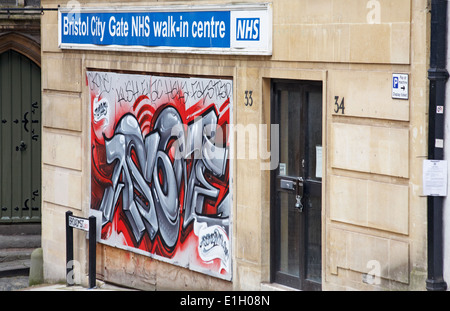 Bristol City Gate NHS centre sans rendez-vous sur la rue Broad avec graffiti peint sur mur Banque D'Images