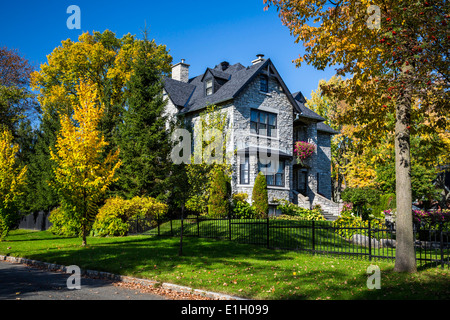 Une grande maison avec la couleur des feuilles d'automne dans la ville de Québec, Québec, Canada. Banque D'Images