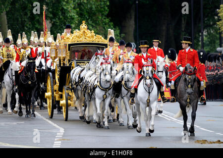 Londres, Royaume-Uni. 04 Juin, 2014. L'état d'ouverture du Parlement, les Maisons du Parlement, Westminster, Londres. La Reine quitte le Parlement dans un son nouveau coach du Jubilé de diamant de la construction Banque D'Images