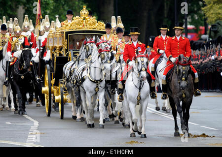 Londres, Royaume-Uni. 04 Juin, 2014. L'état d'ouverture du Parlement, les Maisons du Parlement, Westminster, Londres. La Reine quitte le Parlement dans un son nouveau coach du Jubilé de diamant de la construction Banque D'Images