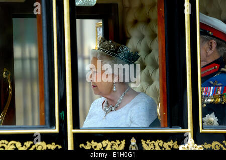 Londres, Royaume-Uni. 04 juin 2014. Ouverture du Parlement par l'État, chambres du Parlement, Westminster, Londres. La reine quitte le Parlement dans un nouvel entraîneur du jubilé de diamant avec le prince Philip Banque D'Images