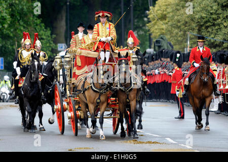 Londres, Royaume-Uni. 04 Juin, 2014. L'état d'ouverture du Parlement, Westminster, Londres. Le chariot transportant le Prince Charles et la duchesse de Cornwall, du Parlement après la cérémonie Banque D'Images