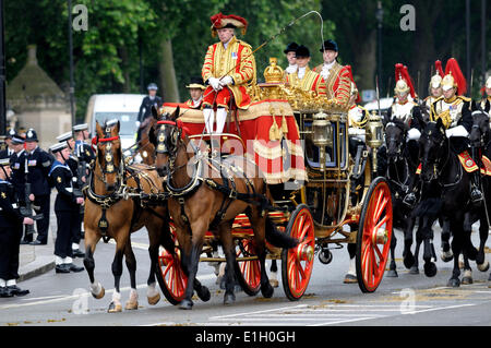 Londres, Royaume-Uni. 04 Juin, 2014. L'état d'ouverture du Parlement, Westminster, Londres. Le chariot transportant le Prince Charles et la duchesse de Cornwall, du Parlement après la cérémonie Banque D'Images