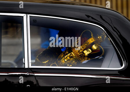 Londres, Royaume-Uni. 04 Juin, 2014. L'état d'ouverture du Parlement, les Maisons du Parlement, Westminster, Londres. La voiture transportant l'aeepm royale, laissant après la cérémonie : PjrNews Crédit/Alamy Live News Banque D'Images