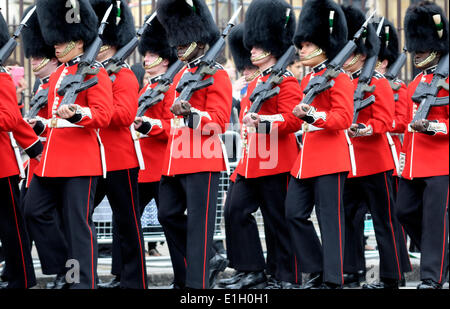 Le Welsh Guards marchant passé après l'ouverture du Parlement, Westminster, Londres. Londres, Royaume-Uni. 04 Juin, 2014. Banque D'Images