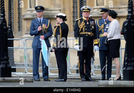 Londres, Royaume-Uni. 04 Juin, 2014. L'état d'ouverture du Parlement, Westminster, Londres. Des dignitaires militaires attendent leurs voitures après la cérémonie Banque D'Images