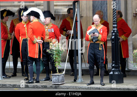 Londres, Royaume-Uni. 04 Juin, 2014. L'état d'ouverture du Parlement, les Maisons du Parlement, Westminster, Londres. Les hommes en uniforme militaire après la cérémonie Banque D'Images