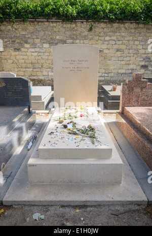 Jean Paul Sartre et Simone de Beauvoir dans la tombe du cimetière Montparnasse, Paris, France Banque D'Images