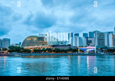 L'horizon de Singapour de nuit, avec l'Esplanade s'illuminèrent. Banque D'Images