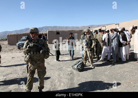 Des soldats américains avec la Compagnie Alpha, 1er Bataillon, 279e Régiment d'infanterie, Task Force Duc parler avec les anciens du village Afghan duri Banque D'Images