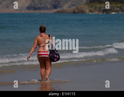 Plus de femme de poids à pagayer à la plage, Newquay, Cornwall, UK Banque D'Images