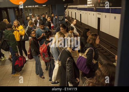 Les wagons du métro et plates-formes sont emballés à l'heure de pointe du soir à Manhattan. Broadway/ arrêt Lafayette, SOHO. Banque D'Images