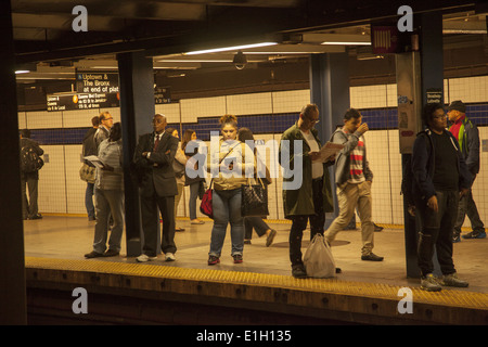 Les banlieusards attendent l F Train à Broadway/Lafayette arrêter à Soho, New York. Banque D'Images