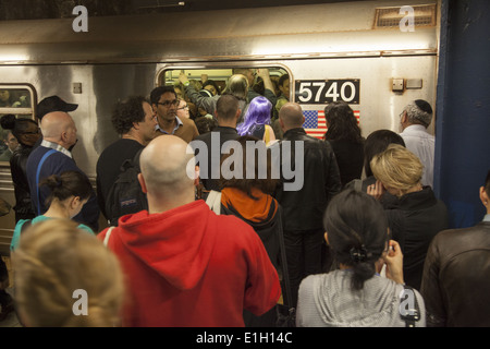 Les wagons du métro et plates-formes sont emballés à l'heure de pointe du soir à Manhattan. Broadway/ arrêt Lafayette, SOHO. Banque D'Images