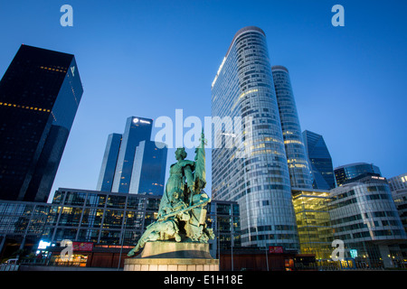 La défense de Paris - statue commémorative avec les bâtiments modernes de la Defense district, Paris France Banque D'Images