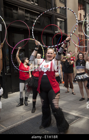 De nombreux groupes de danse, de cultures participent à la parade de danse NYC sur Broadway à Manhattan. Banque D'Images