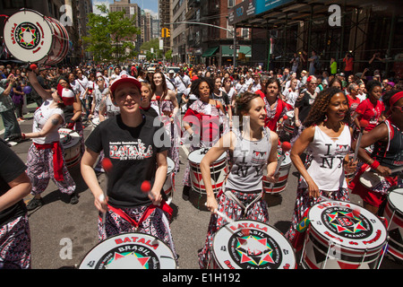 Batala Paris est un Reggae Samba afro-brésilien femmes bande de tambours. Ici vu à la parade de danse de New York. Banque D'Images