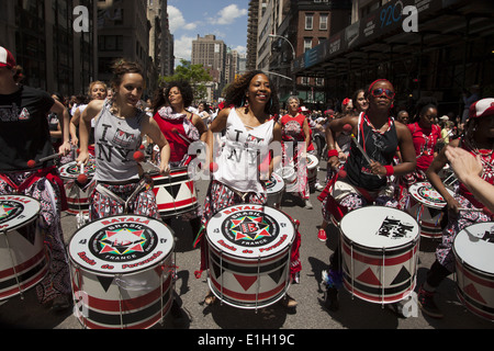 BatalaNYC est un Reggae Samba afro-brésilien de bande de tambours. Ici vu à la parade de danse de New York. Banque D'Images