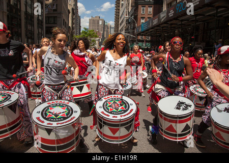 Batala NYC est un groupe de percussions afro-brésilien Samba Reggae. Ici vu à la NYC Dance Parade. Banque D'Images