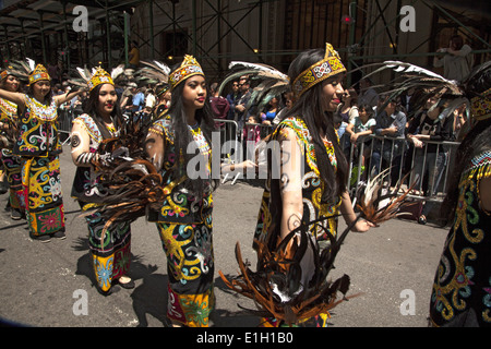 De nombreux groupes de danse, de cultures participent à la parade de danse NYC sur Broadway à Manhattan. Banque D'Images