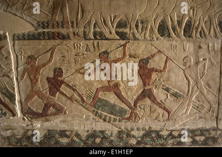 Mastaba de Nefer et Kahay. Relief représentant polychromé fighters sur un bateau. 5ème dynastie. Vieux Royaume. Saqqara. L'Égypte. Banque D'Images